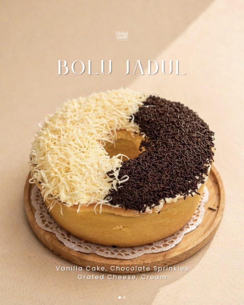 Cake premium Today's Sweet Tasikmalaya di atas meja marmer.