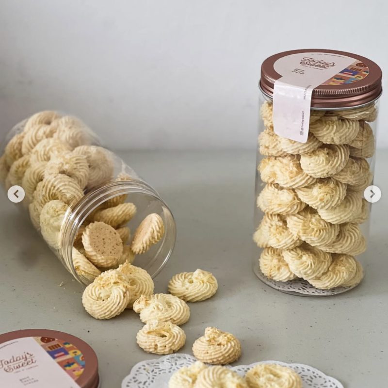 Classic Butter Cookies Today's Sweet, kue kering mentega berwarna keemasan di atas piring keramik.